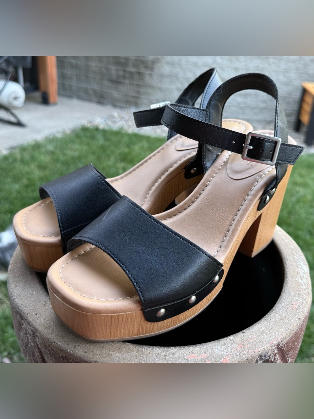 Universal Thread Platform Sandals
